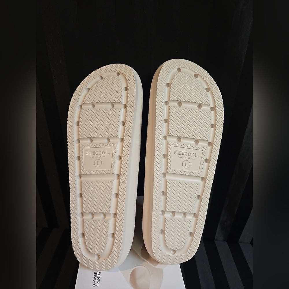 XS Or Large 32° Cool Cushion Slides White Easy Clean EVA Shower Shoes - Picture 3 of 11
